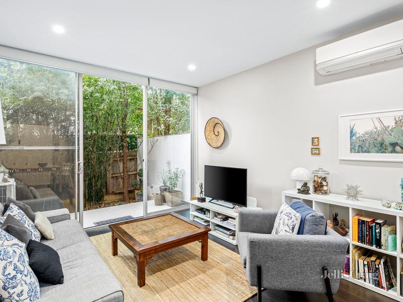 Sophisticated Style! This 3 Bedroom Flat For Sale In Faydabad Is All About It .